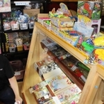 祭りの露店などにおもちゃを卸す魚住商店。例年なら客でにぎわう店内はひっそりとしている＝加古川市野口町長砂