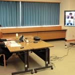 西村康稔経済再生担当相らとウェブ会議で意見交換する神戸市の久元喜造市長＝同市役所