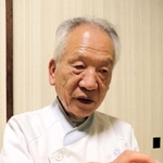 戦争で失明などの障害を負った人の苦難を語る北川忠司さん。手指をかざし、平和を願う＝神戸市垂水区