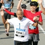２０１２年の神戸マラソンにゲストランナーとして参加し、ゴールする君原健二さん＝神戸市中央区港島中町６
