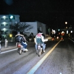 ミニバイクで走る暴走族の若者ら＝２００９年１１月、兵庫県内（兵庫県警提供）
