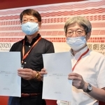 感染症対策のガイドラインを手にする平田オリザさん（右）と中貝宗治市長＝豊岡市日高町日置