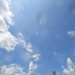 梅雨明けした青空の下で水遊びをする子どもら＝３１日午前、神戸市中央区、メリケンパーク