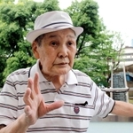 漁師に命を救われた体験を振り返る生前の菅野昭さん＝２０１７年８月、東京都内