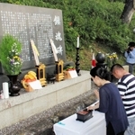 慰霊碑の前で香住沖海戦戦没者の冥福を祈る慰霊祭の参列者＝２０１９年８月３日、兵庫県香美町香住区一日市