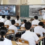 平和学習で、黒田権大さんの体験談を教室のテレビで視聴する生徒ら＝姫路市延末、市立山陽中学校（撮影・山本　晃）