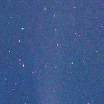 青白い光を放つネオワイズすい星＝２０２０年７月２６日午後８時２８分ごろ、神戸市長田区（田村竜一さんが撮影）