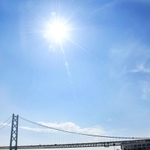梅雨が明け、夏の日差しが照りつけるが閑散とする砂浜＝３１日午後、神戸市垂水区海岸通、アジュール舞子