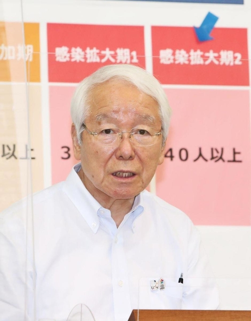 兵庫県の感染状況について会見で説明する井戸敏三知事＝１日午後、兵庫県庁（撮影・辰巳直之）
