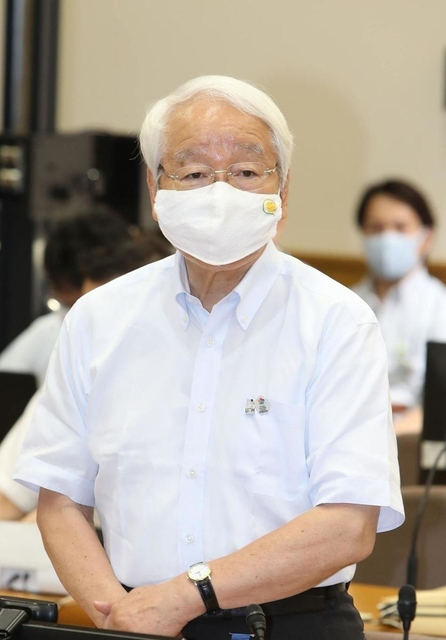 新型コロナウイルス感染症対策本部会議に出席した井戸敏三知事＝１日午後、兵庫県災害対策センター（撮影・辰巳直之）