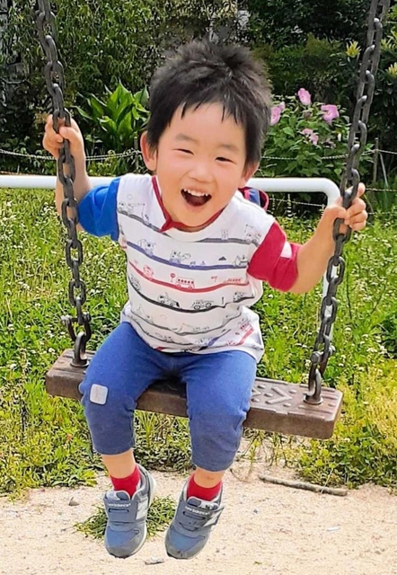 公園のブランコで楽しむ仁ちゃん（３）