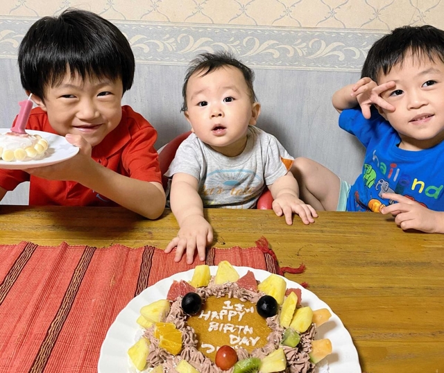翼ちゃん（１）＝中央＝の誕生日を祝う、駿君（６）＝左＝と慶ちゃん（４）