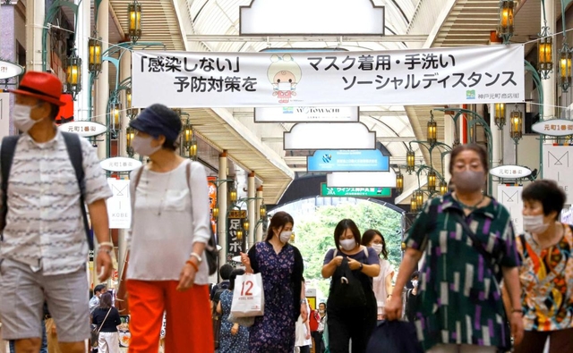 再び感染が広がる中、予防を呼び掛ける横断幕が掲げられた商店街＝２日午後、神戸市中央区元町通２（撮影・吉田敦史）