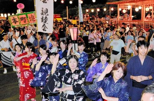 情熱的な踊りが繰り広げられたデカンショ祭りの様子（２０１６年撮影）