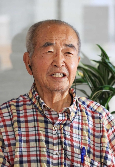 「私は幸運だったから」と胸に秘めてきた被爆体験を語る土本暁さん＝神戸市北区（撮影・斎藤雅志）