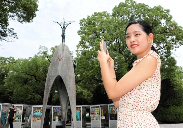 原爆の恐ろしさや命の大切さを若い世代に伝える池田穂乃花さん＝広島市中区、平和記念公園