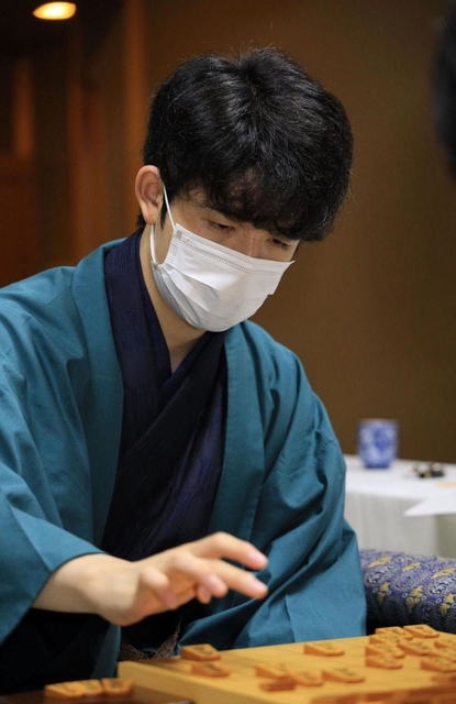二つ目のタイトル奪取に王手をかけた藤井聡太棋聖＝５日午後、神戸市北区有馬町、旅館「中の坊瑞苑」（撮影・鈴木雅之）