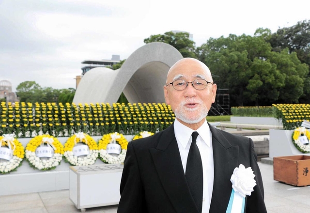 今年亡くなった母を思い、初めて神戸から平和記念式典に参列した山本裕治さん＝６日午前、広島市の平和記念公園