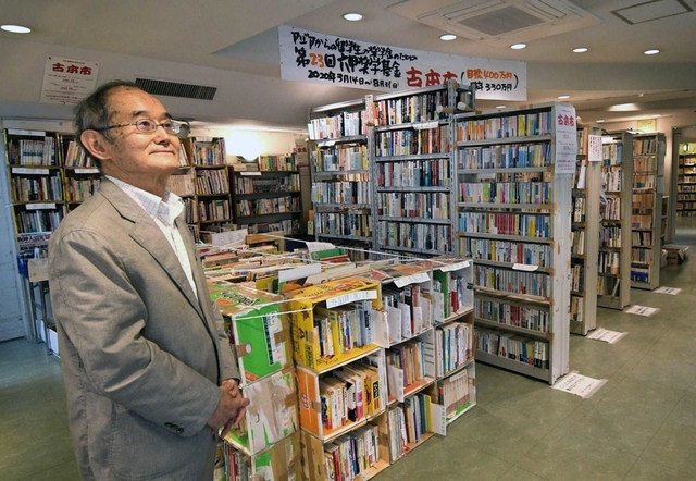 移転が決まったセンターの歴史を振り返る飛田雄一理事長＝神戸市灘区山田町３