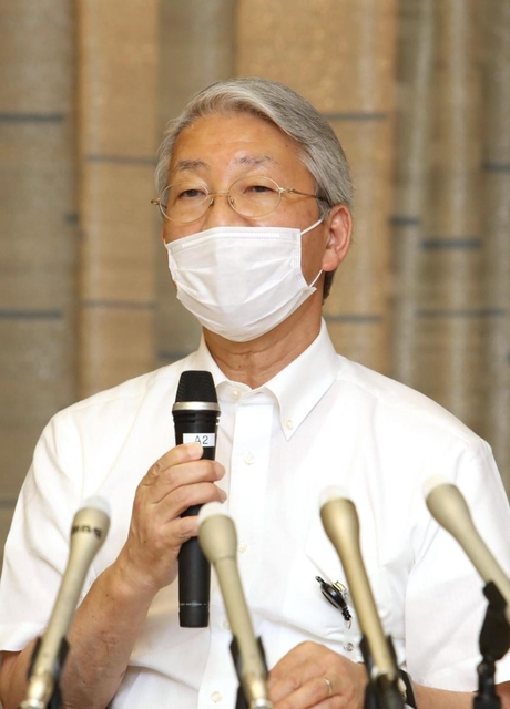 院内感染の調査報告書について質問に答える神戸市立医療センター中央市民病院の木原康樹院長＝７日午後、神戸市役所（撮影・辰巳直之）