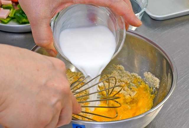 小麦粉の代わりに高野豆腐の粉を使うことで、栄養価や時間短縮の利点がある。