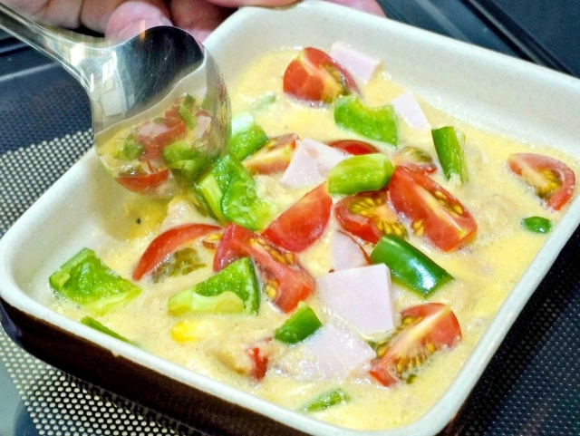 赤、黄、緑などの食材で料理に彩りを加えた。冷蔵庫の余り物を活用するなど工夫を。