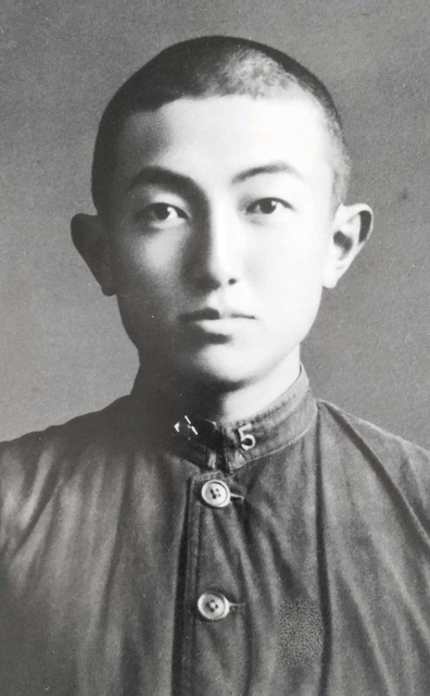 旧制長崎医科大の学生だった植田泰輔さん（芳光さん提供）