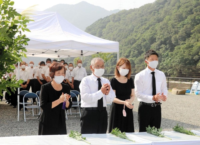 献花台に花を手向け、亡き人を思う遺族ら＝９日午前、兵庫県佐用町久崎