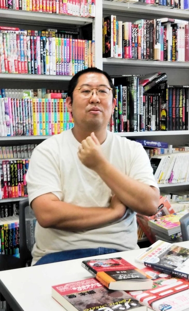 「ゾンビの授業を通して学生には物の見方をつかんでほしい」と話す岡本健准教授＝大阪府東大阪市