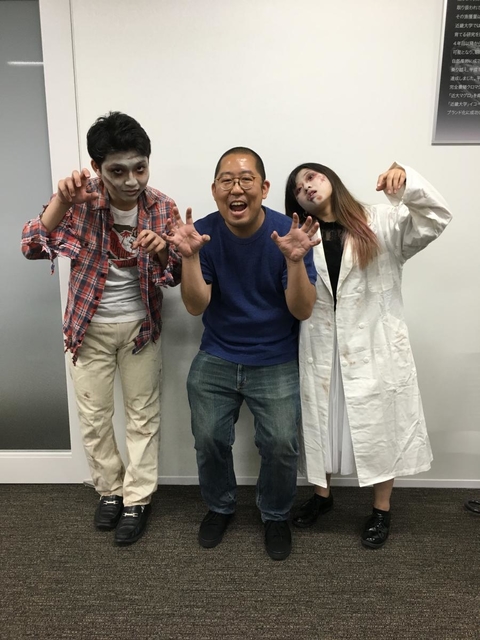 ゾンビに囲まれた岡本健准教授（本人提供）
