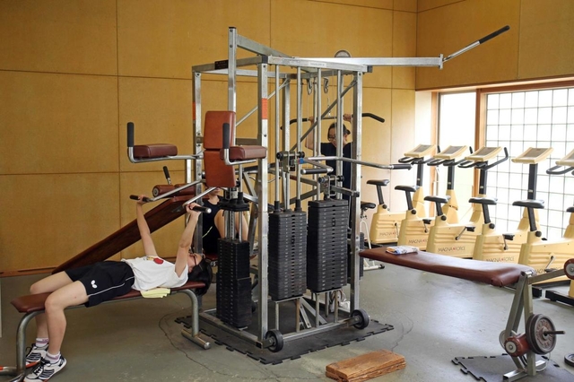 溝端令子さんの両親からの寄付で購入され、今も使われているトレーニングマシン＝西宮市枝川町、武庫川女子大付属中・高校（撮影・風斗雅博）