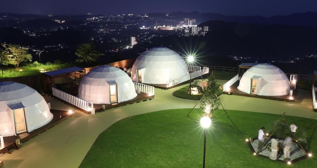 夜景を眺めながら豪華なキャンプを楽しめる宿泊施設「グランドーム神戸天空」＝神戸市北区山田町原野
