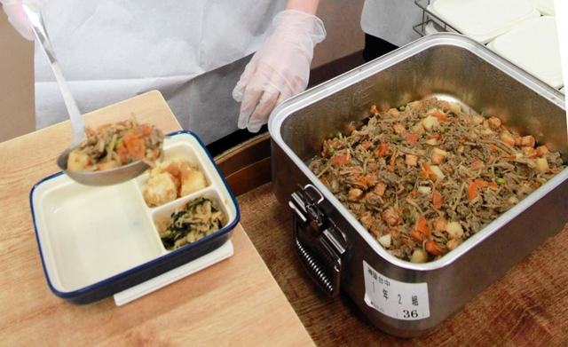 食缶に入れられ、熱々の状態で届いた「牛肉とじゃがいものみそ煮」を盛り付ける生徒＝７月１７日、神戸市垂水区神陵台３、神陵台中学校