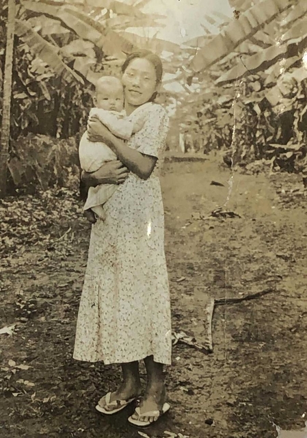 長女のミドリさんを抱く加武さん＝１９３７年、フィリピン・ミンダナオ島