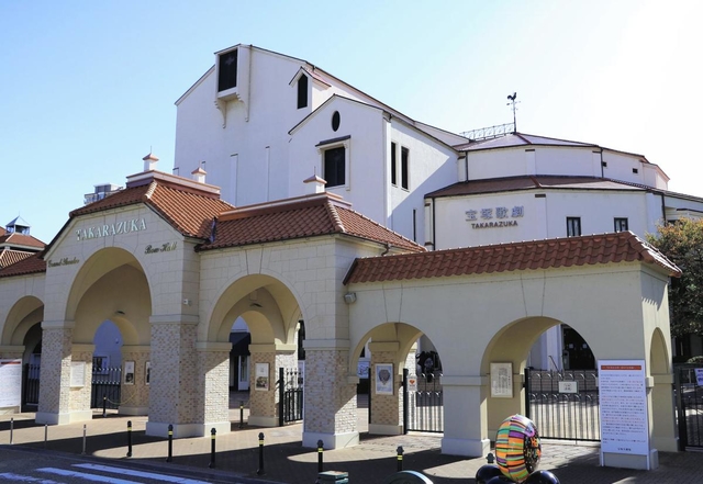 宝塚大劇場＝宝塚市栄町１
