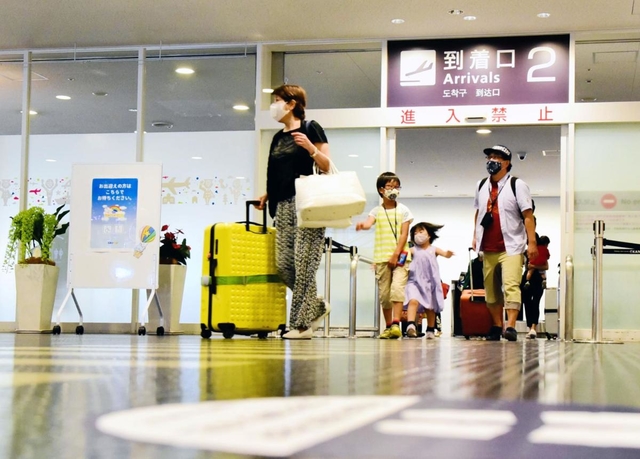 人出も少なめの到着ロビー＝１５日午前、神戸空港（撮影・中西幸大）