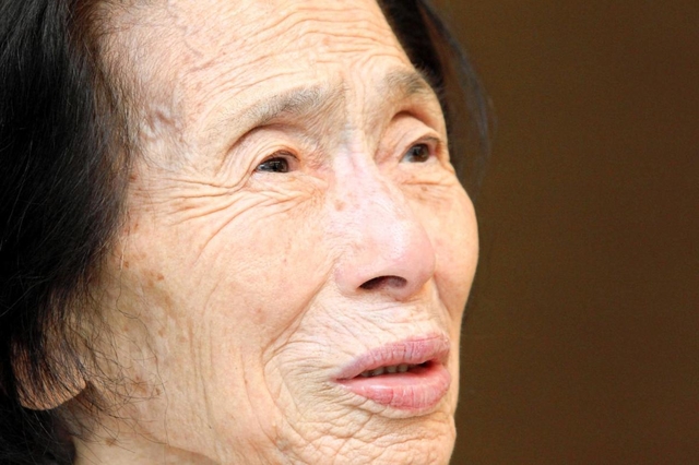 戦争の記憶をたどる治居冨美さん＝小野市市場町、くつろぎの杜