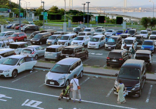 夏のレジャーで利用する自家用車。対角線に窓を開けるのが感染対策のこつ＝１５日、淡路市岩屋、淡路サービスエリア