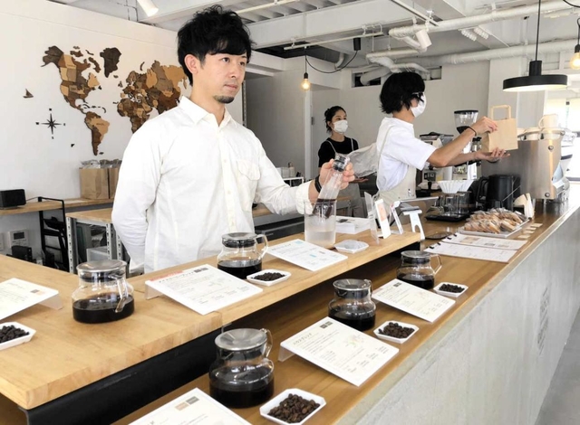 多彩な風味のスペシャルティコーヒーが試飲できる「ＴＡＯＣＡ　ＣＯＦＦＥＥ」の店舗＝西宮市湯本町