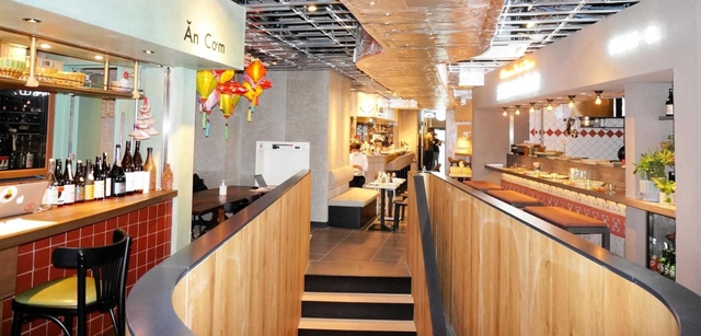 世界の有名店が横町スタイルで入居する飲食フロア＝東京都渋谷区