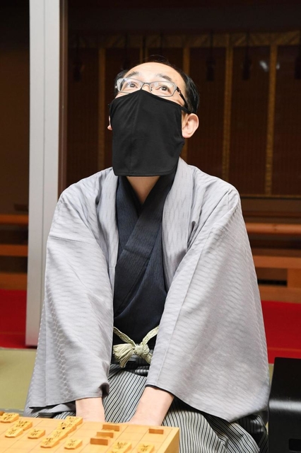 対局終了後、天を仰ぐ木村一基前王位＝２０日午後、福岡市中央区の大濠公園能楽堂