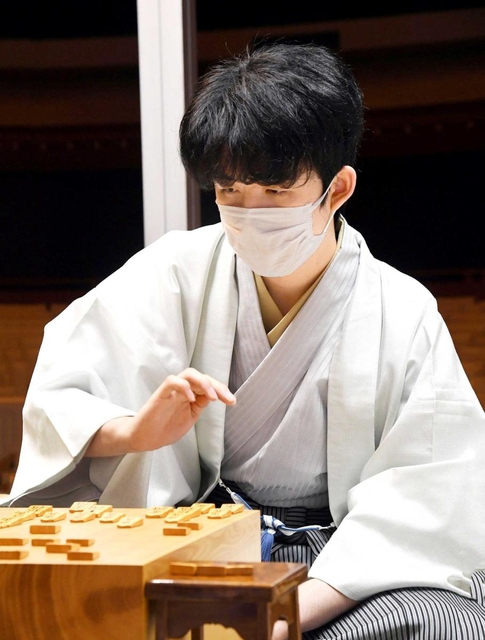 感想戦で対局を振り返る藤井聡太新王位＝２０日午後、福岡市中央区の大濠公園能楽堂