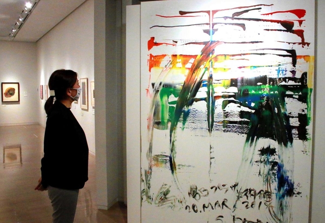 即興で描かれた堀尾貞治の抽象画「あたりまえのこと（一分打法上から下へ）」（手前）＝ＢＢプラザ美術館