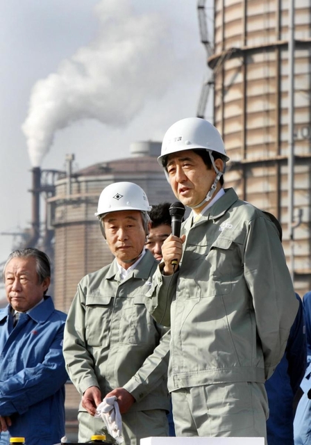 かつて勤務した神戸製鋼所加古川製鉄所に２６年ぶりに訪れ、挨拶する安倍晋三首相（右）＝２００７年３月、加古川市金沢町
