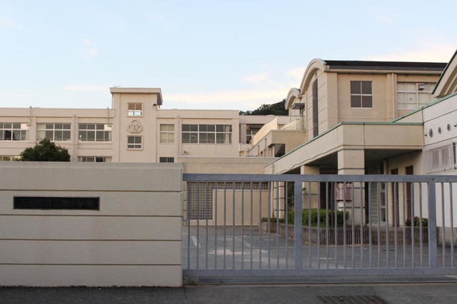 児童の感染が確認された三輪小学校＝三田市三輪