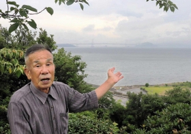 住吉丸が攻撃を受けた鳴門海峡を望み、平和への思いを語る浜田石一さん＝南あわじ市阿那賀