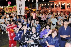 情熱的な踊りが繰り広げられたデカンショ祭りの様子（２０１６年撮影）