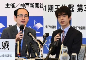 王位戦第３局を前に会見する木村一基王位と藤井聡太棋聖（右）＝３日午後、神戸市北区の有馬グランドホテル（撮影・後藤亮平）