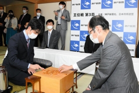 対局室を検分する木村一基王位（右）と藤井聡太棋聖＝３日午後、神戸・有馬温泉の旅館「中の坊瑞苑」（撮影・後藤亮平）