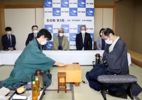 王位戦第３局で初手を指す藤井聡太棋聖（左）。右は木村一基王位＝４日午前、神戸・有馬温泉の旅館「中の坊瑞苑」（撮影・吉田敦史）